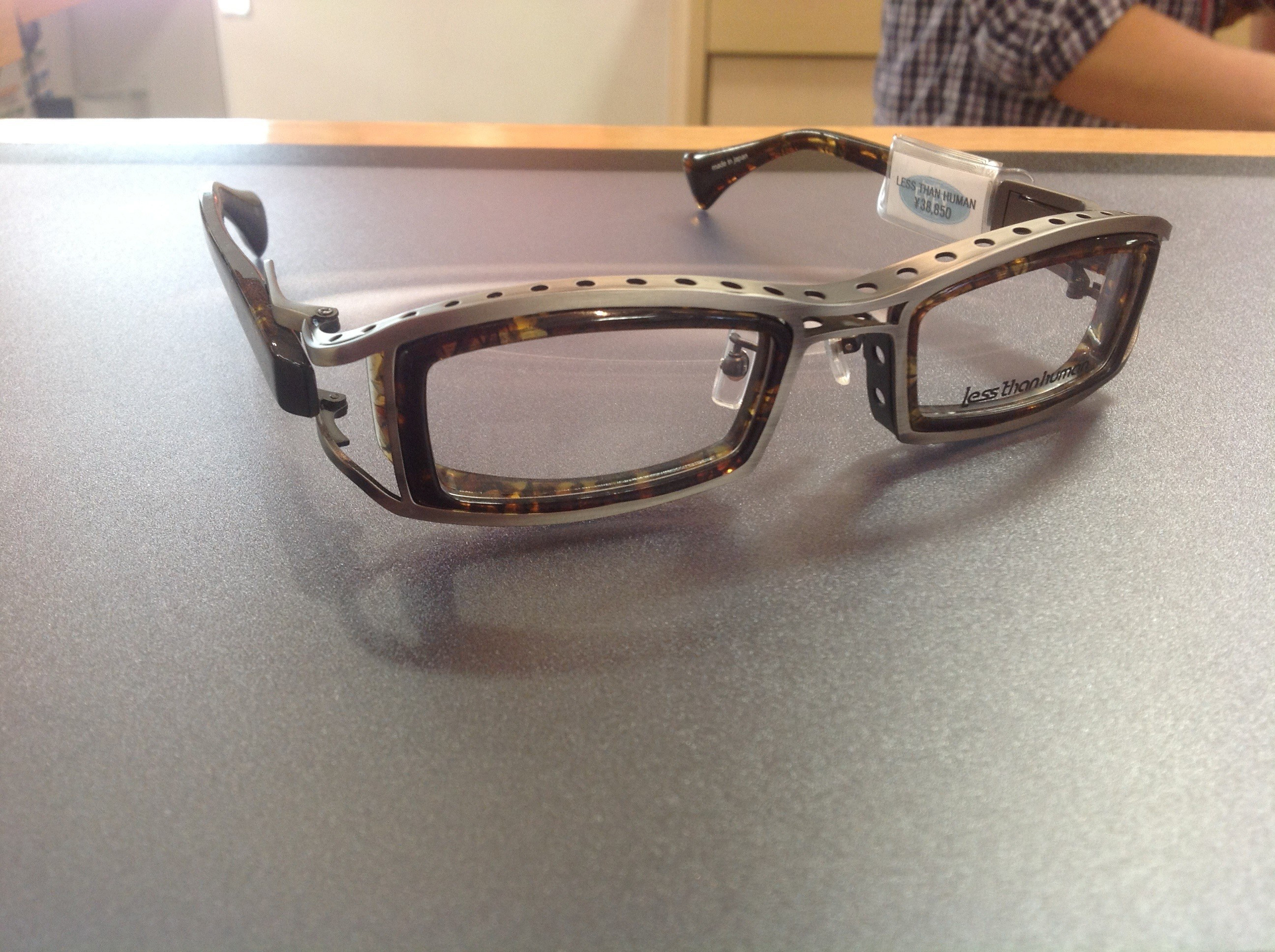 レス、待望の新作